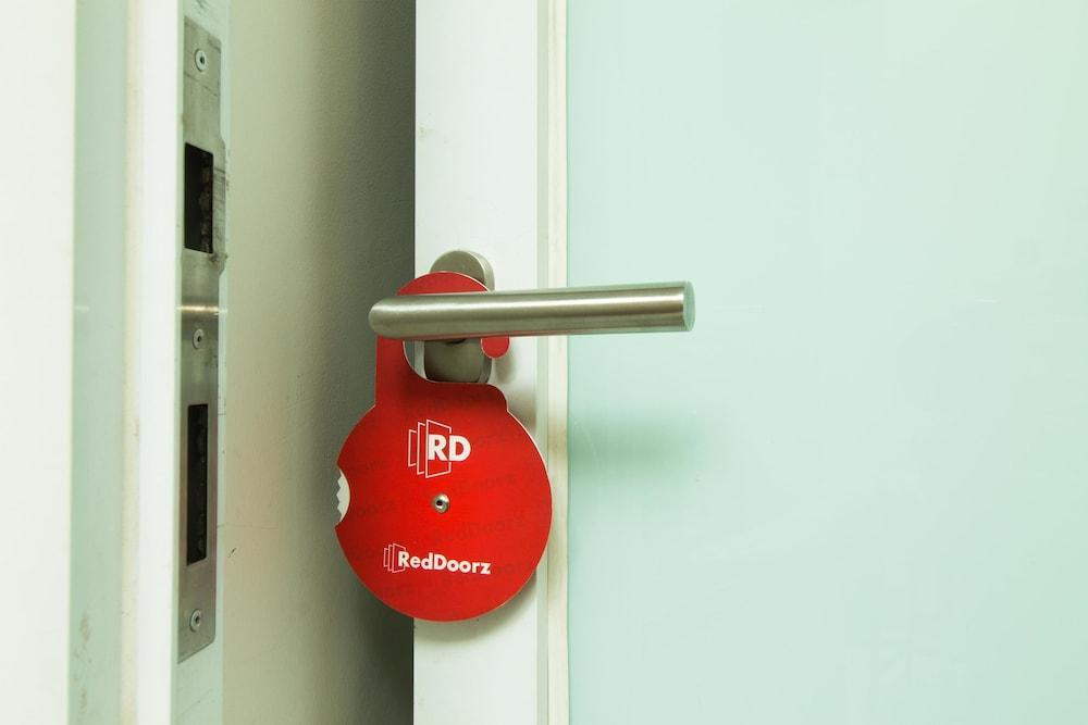 Hotel Reddoorz @ Pulomas à Jakarta Extérieur photo