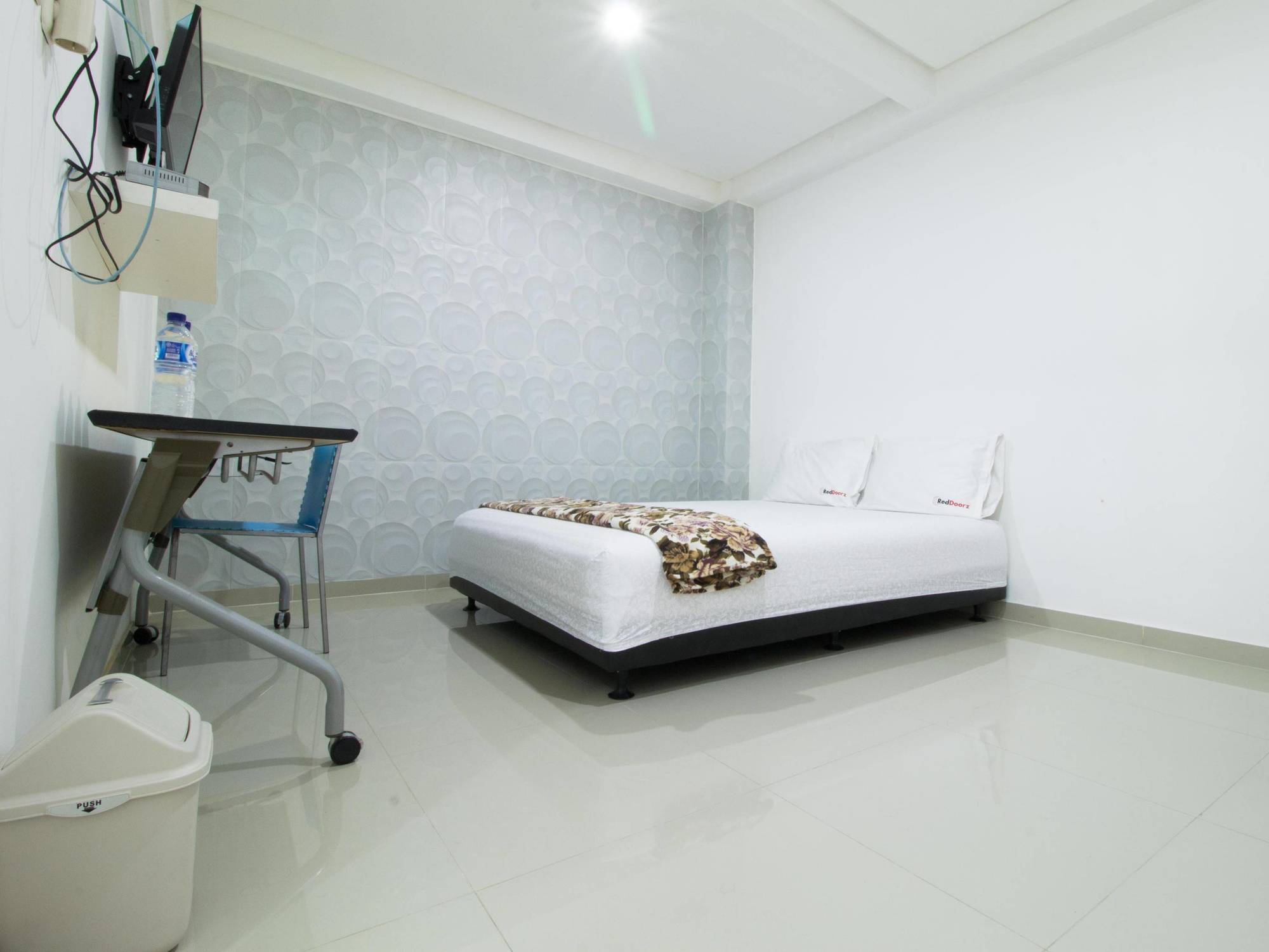 Hotel Reddoorz @ Pulomas à Jakarta Extérieur photo