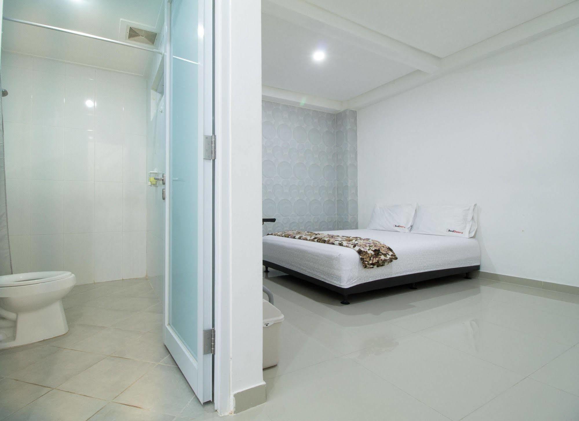 Hotel Reddoorz @ Pulomas à Jakarta Extérieur photo