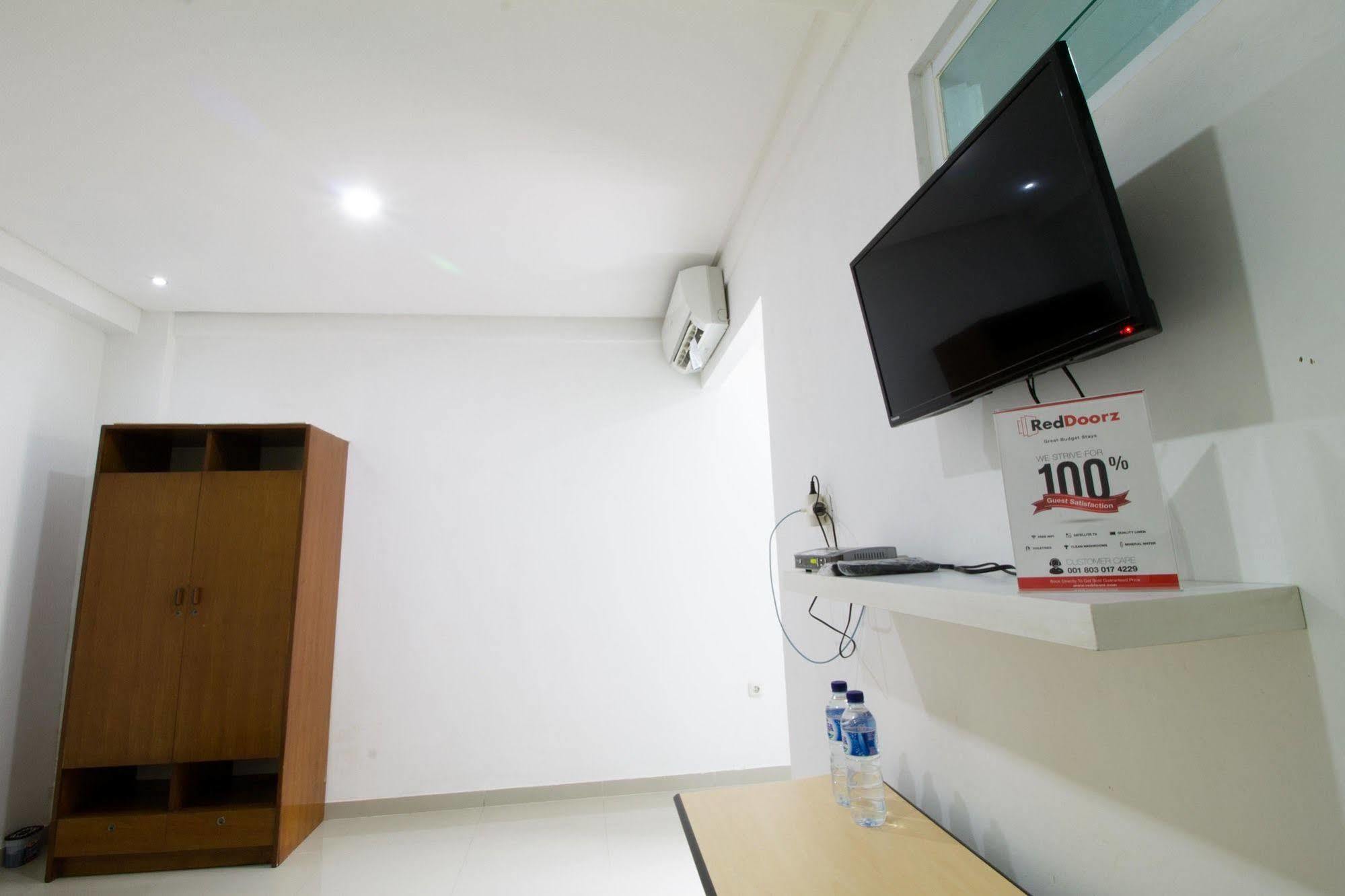 Hotel Reddoorz @ Pulomas à Jakarta Extérieur photo