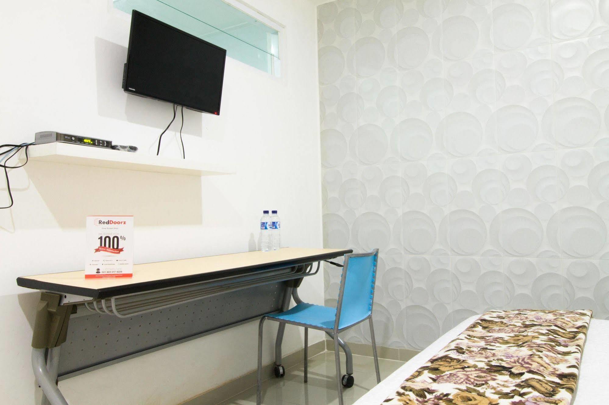 Hotel Reddoorz @ Pulomas à Jakarta Extérieur photo