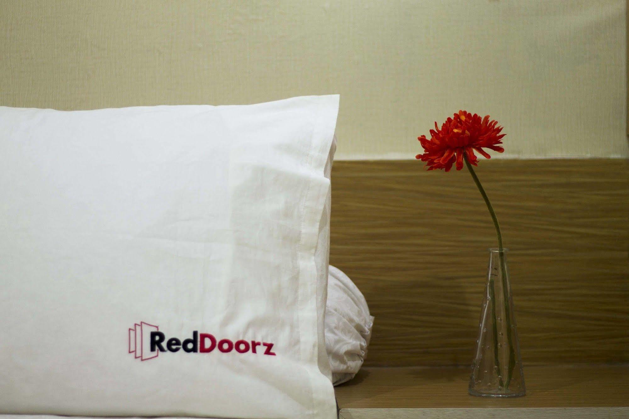Hotel Reddoorz @ Pulomas à Jakarta Extérieur photo