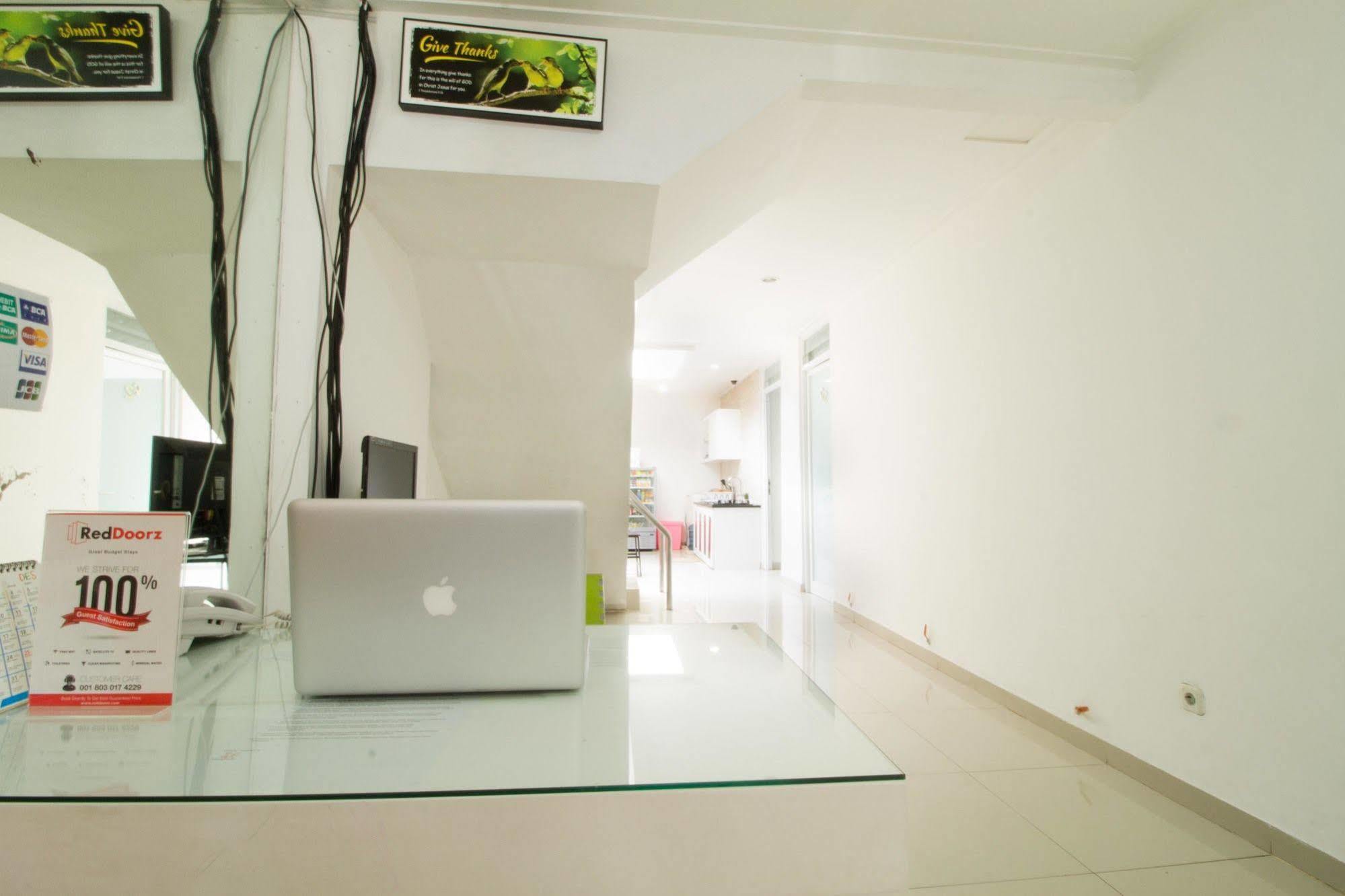 Hotel Reddoorz @ Pulomas à Jakarta Extérieur photo