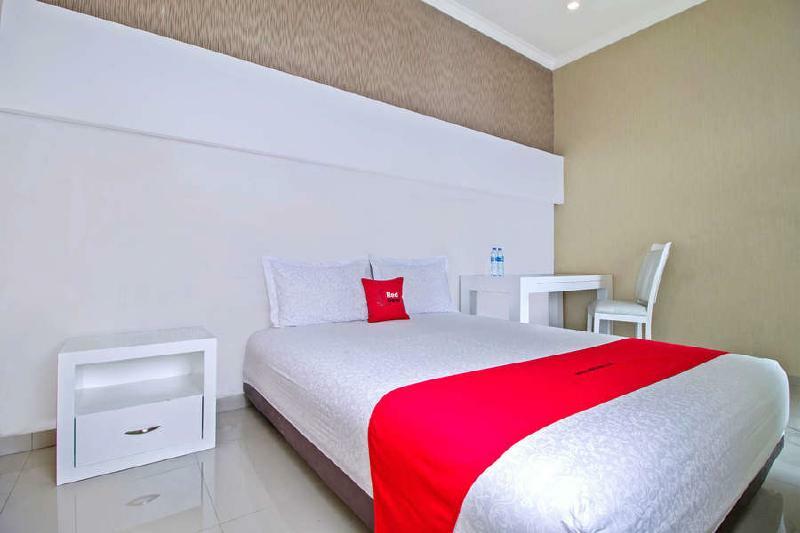 Hotel Reddoorz @ Pulomas à Jakarta Extérieur photo
