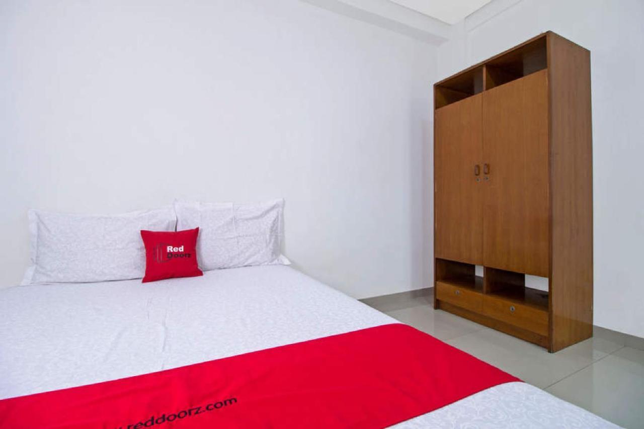 Hotel Reddoorz @ Pulomas à Jakarta Extérieur photo