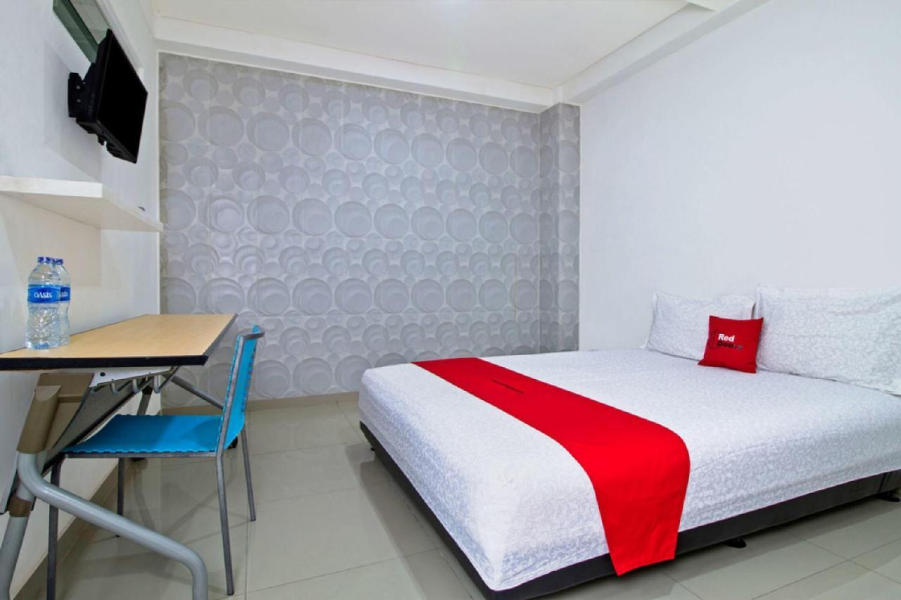 Hotel Reddoorz @ Pulomas à Jakarta Extérieur photo